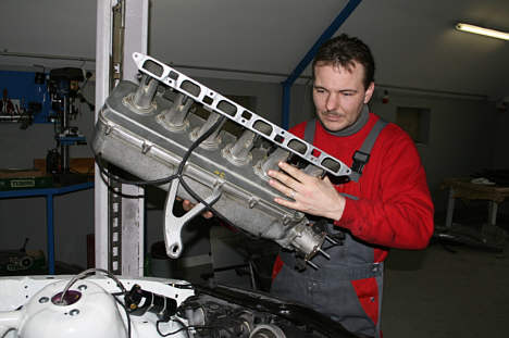 Den specielle airbox skal da også monteres – bemærk initialerne ”JN”: Indmaden stammer oprindeligt fra John Nielsens 2005-BMW.